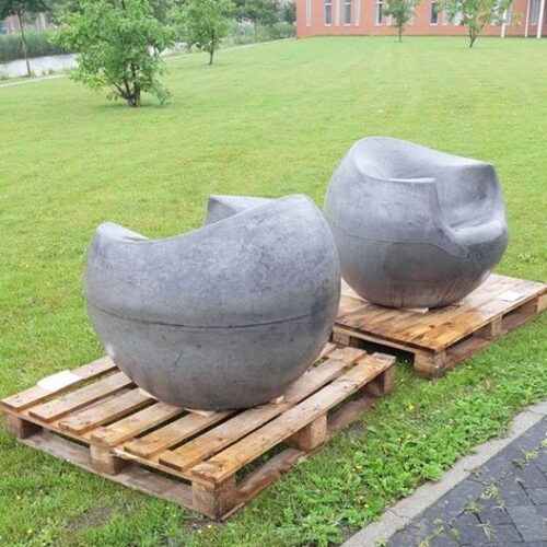 Betonnen zitelementen en tafel Stool 31 Deze 2 fraaie donkergrijze parkbanken - stoelen komt i straks tegen bij het Antonius Ziekenhuis in Utrecht.